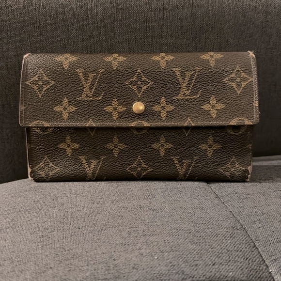 Louis Vuitton Wallet - Monogram Sarah Trifold Wallet - Picture 3 of 16